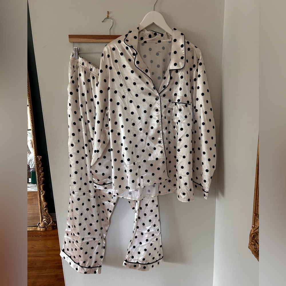 Excellent like new satin pajamas from Amazon